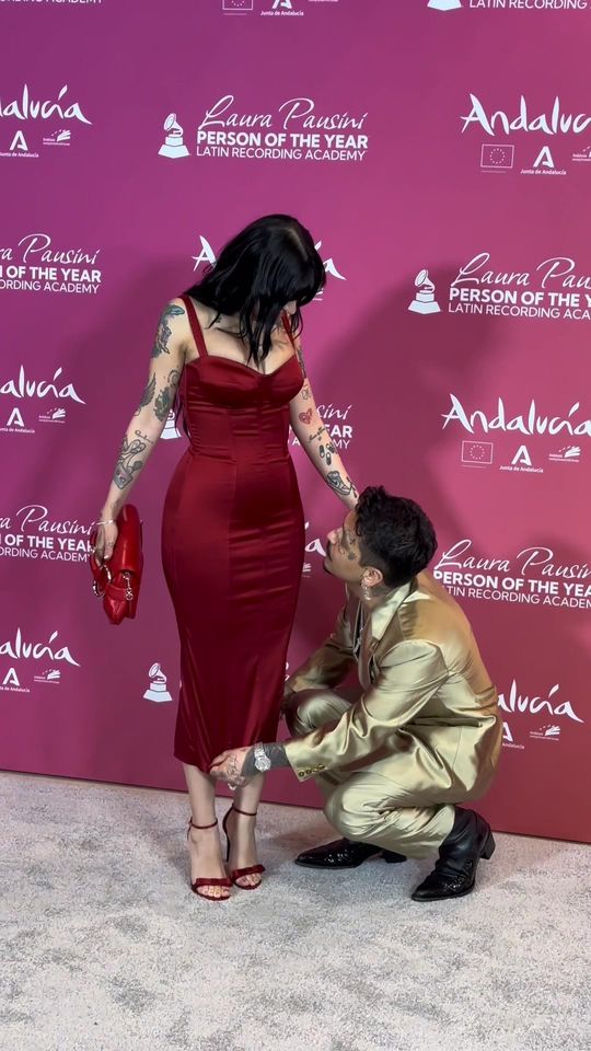 ESTE MOMENTO 🥹🥹 @Christian Nodal le acomoda el vestido a @Ca
