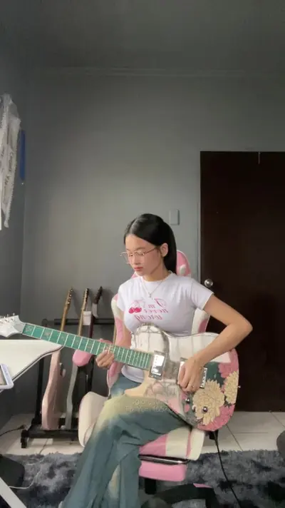 Die With A Smile @LindoGuitars🎸#KoyaElectricGuitar #electricguitar #fy — @gian_yumiq