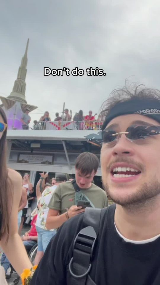 The audacity of this DJ. Donโt do this again.