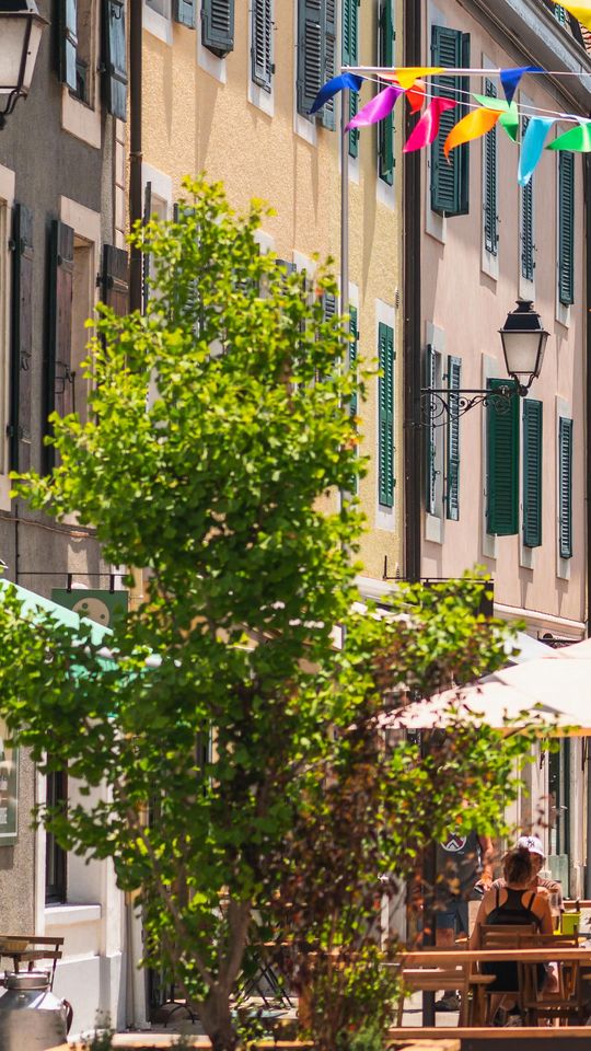 Spend your summer exploring the restaurants and cafés of Car