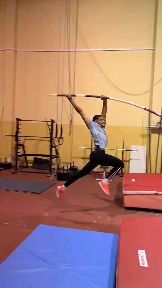 #polevault at its finest 💁🏽♂️✨ #flymanolofly