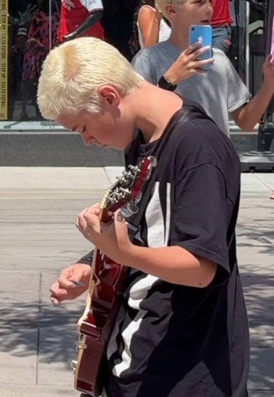 Rating strangers guitar skills 