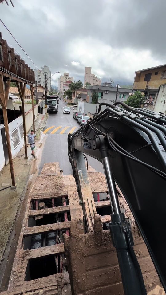 Demolição de casa no fim do dia  . . . . #demolition #sexta 