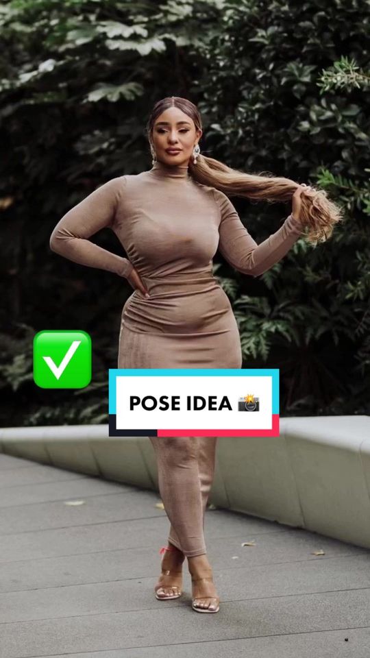 Love the fit of the outfit 😍 Pose Photography Idea 📸 #poseid