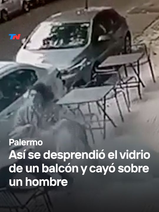 Así se desprendió el vidrio de un balcón y cayó sobre un hom