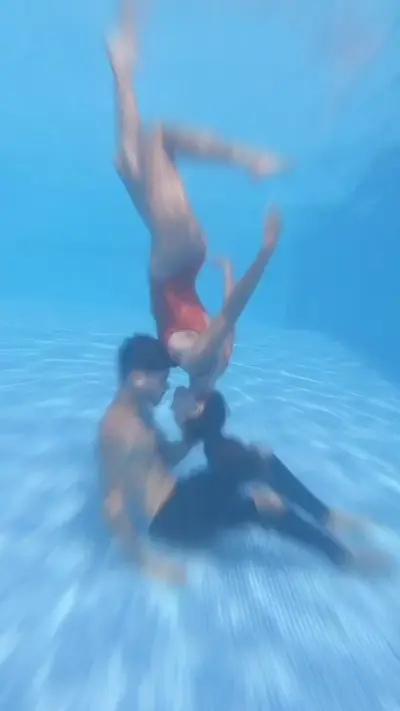 Underwater love 💦📸 #tiktokviral #bts #behindthescenes #photography #co — @explorerssaurus