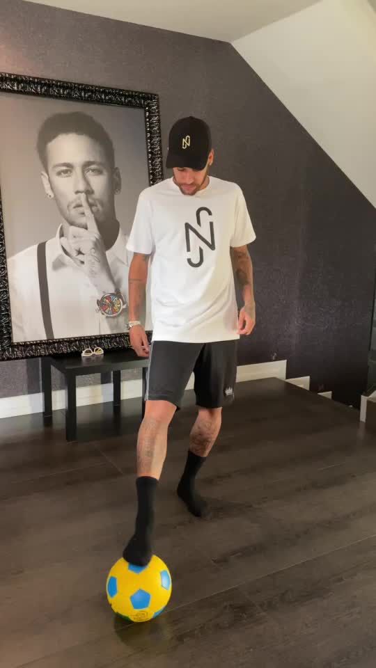 Brincando ⚽️... obs: música o Davi que escolheu 🤣🤪