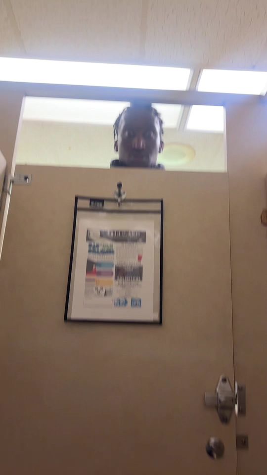 Omg i really look over the stalls what would you do?😂 #foryo