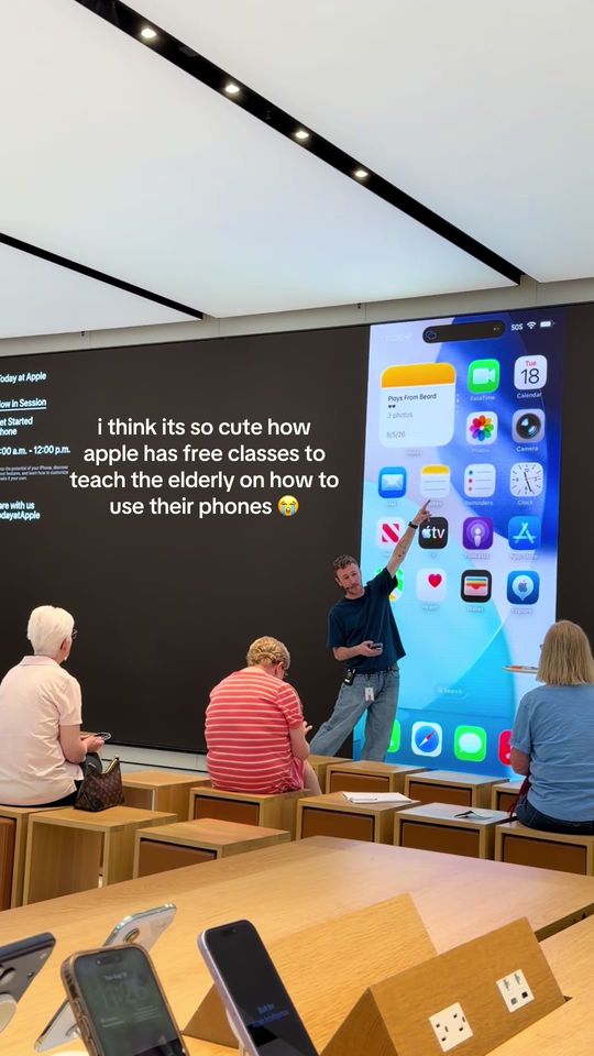 HOW DID I NOT KNOW THIS HAPPENS. MYYY SHAYLAAAAS 😭 @apple #e