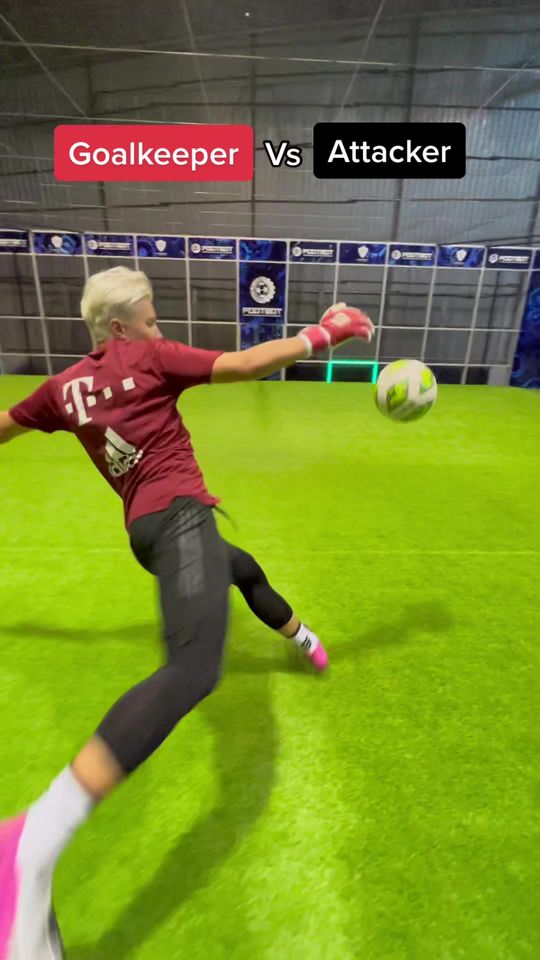 Goalkeeper vs Attacker #football #soccer #footbot #goalkeepe