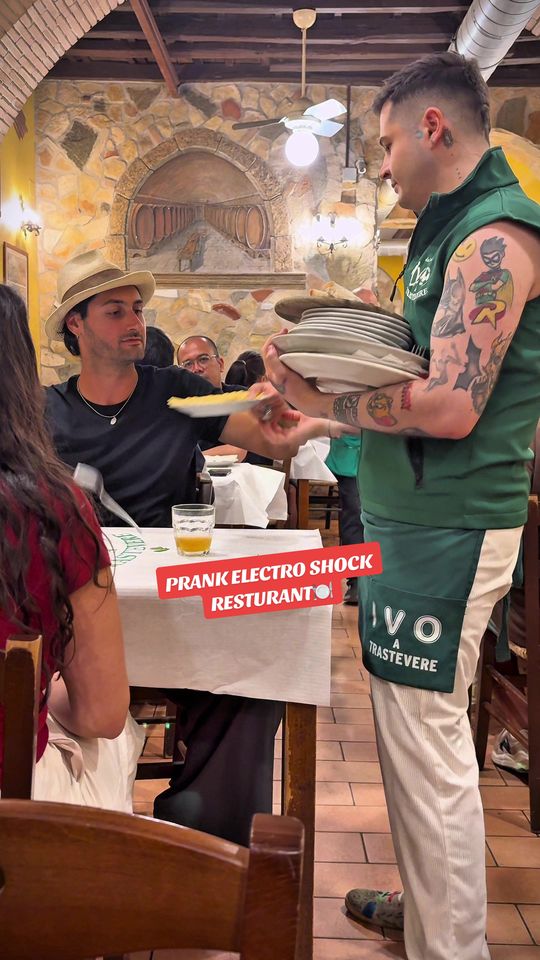 PRANK ELECTRO SHOCK RESTURANT🍽️. #prankwars #electro #shock 