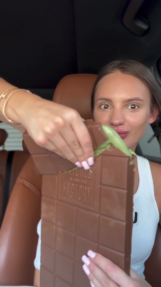 OMG, THIS IS EXTRA HUGE CHOCOLATE BAR 2 KG 😍😍 THE DREAM OF A