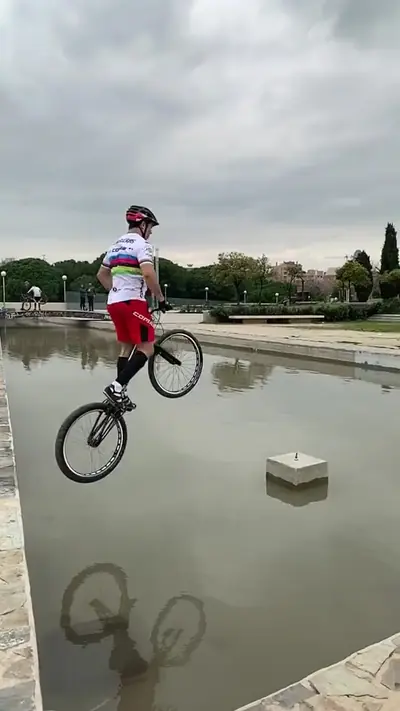 That was close...😅 ( Watch till the end ) #trial #bike #sports #extrem — @sergillongueras