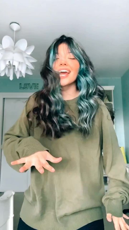 I love the energy in this dance so I just HAD to add a slomo