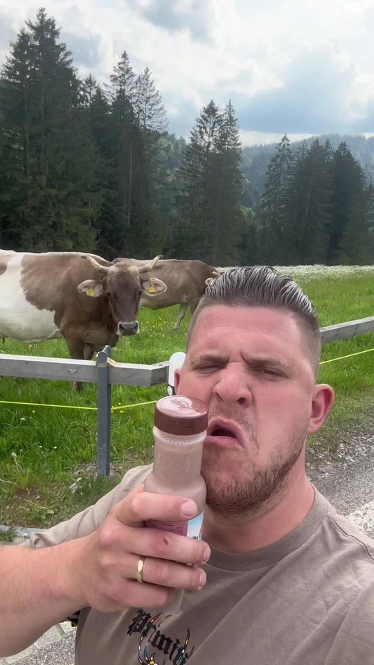 what think the cow ?? #fast #drinking 