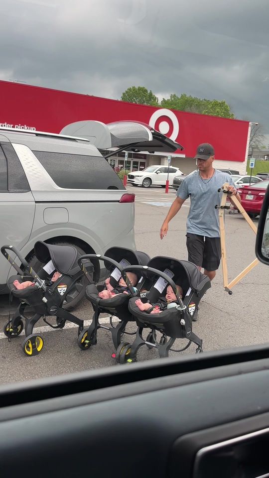 Triplet Dad solves Stroller Problem! 😲 #dad #mom #triplets #