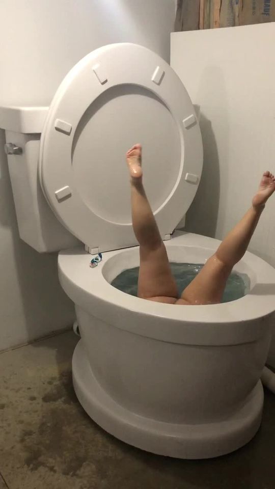 Swimming in the toilet #MyStyle #BachelorReady #toilet #hand