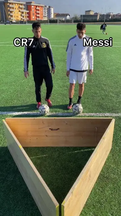 Chi vince?🔥#sgsoccer#calcio#messi#cr7#ronaldo#serieA#challenge#goal#1v — @_sg_soccer