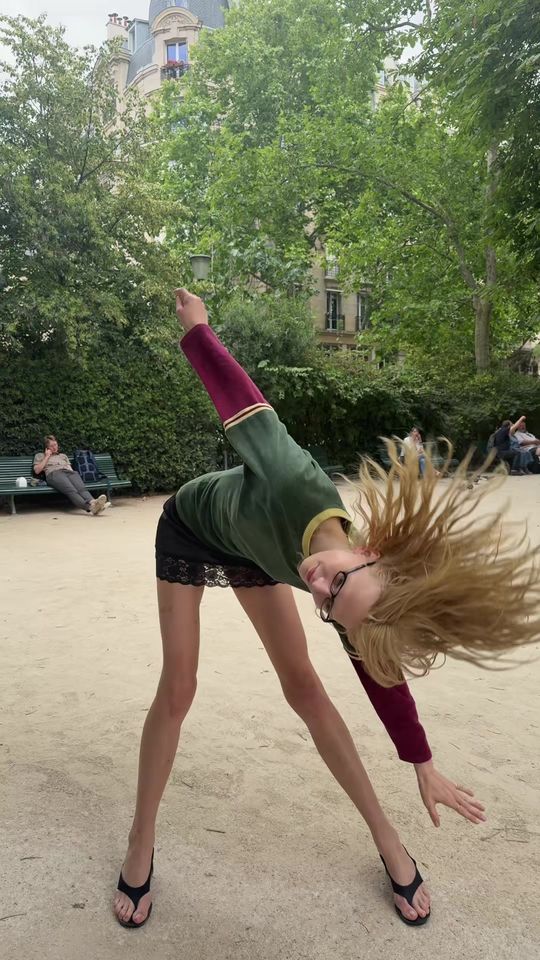 Simon says mama is in Paris